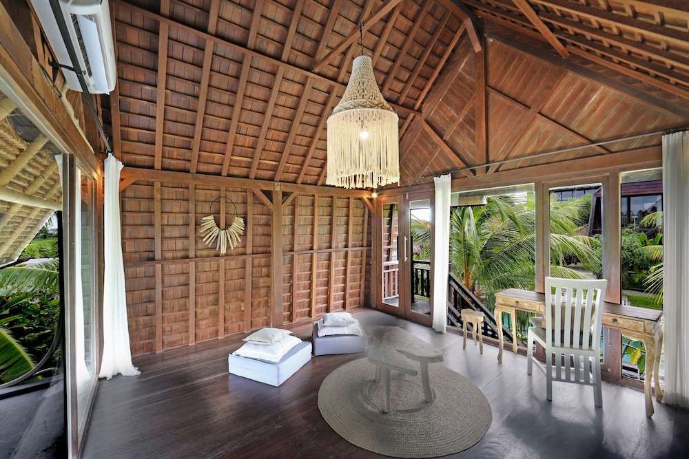Deluxe Bungalow, 1 Queen Bed, Balcony, Garden View - Photo 2
