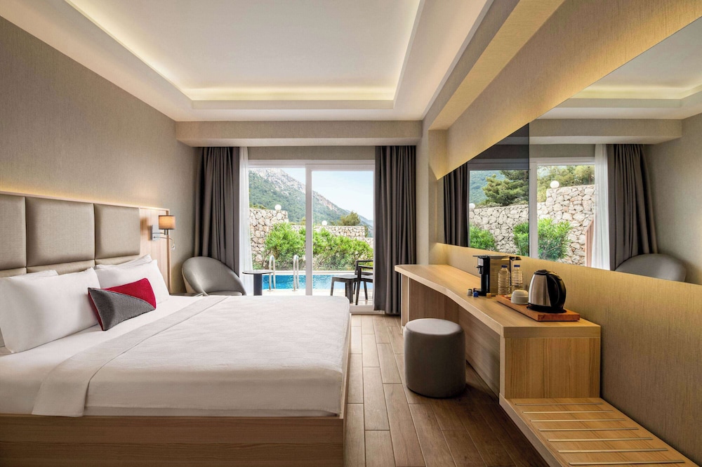 Deluxe Suite, 1 Double Bed, Hot Tub (Swim-Up Suite)