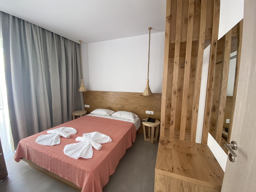 Deluxe Suite, Jetted Tub, Garden View