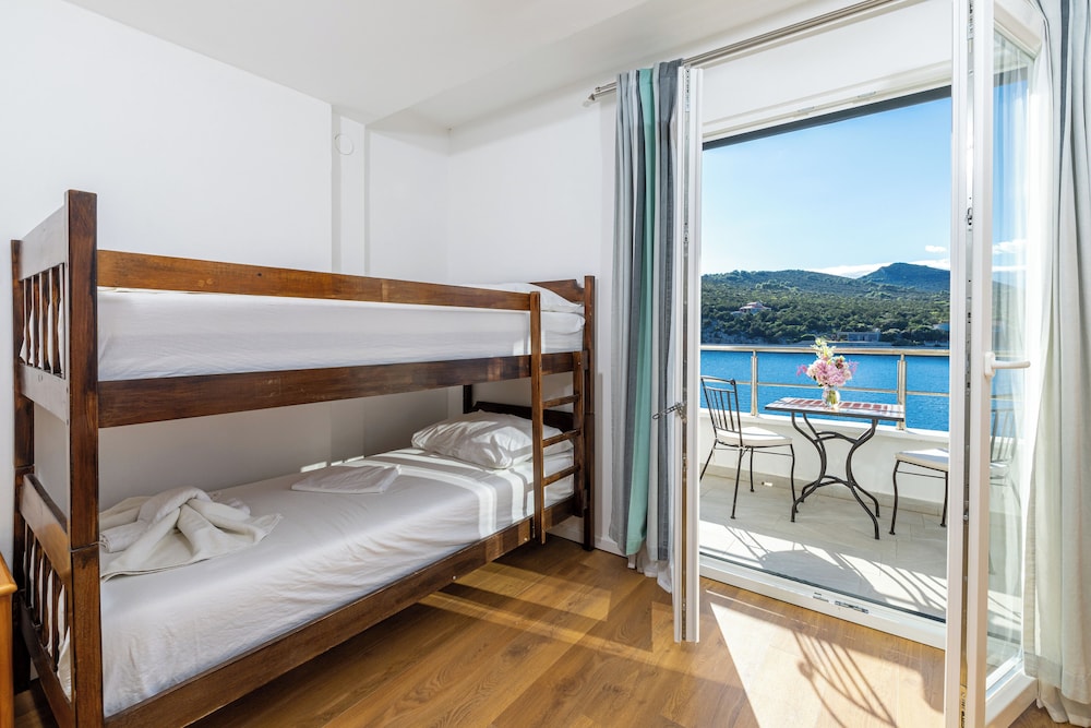 Family Room, Balcony, Sea View photo 2