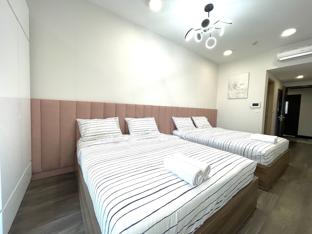 Family Studio, 2 Queen Beds, City View photo 2