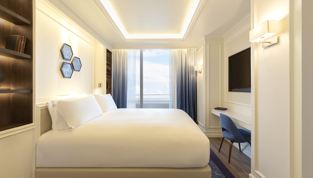 Suite, 1 King Bed, Terrace (Opera, with a Living room) thumbnail 6