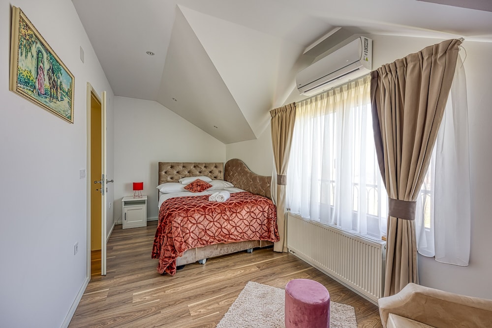 Family House, Multiple Bedrooms, 2 Bathrooms, Mountainside (Hedonistic Vineyard Estate)