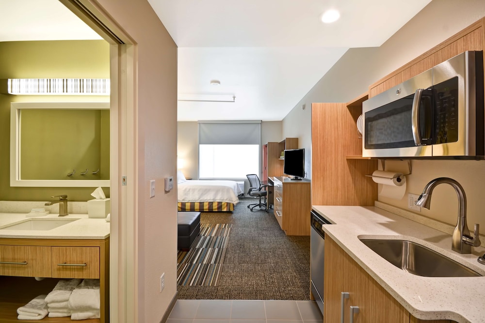 Studio, 1 Queen Bed, Accessible (Roll-in Shower) photo 2