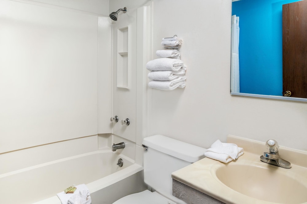 Room, 1 Queen Bed - Photo 4