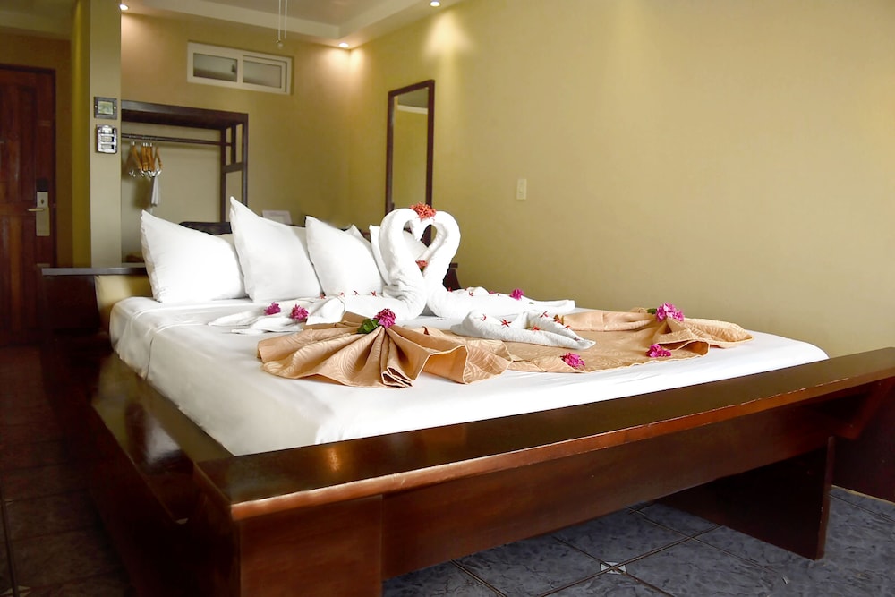 Standard Room, 1 Queen Bed, Non Smoking, Ocean View - Photo 1