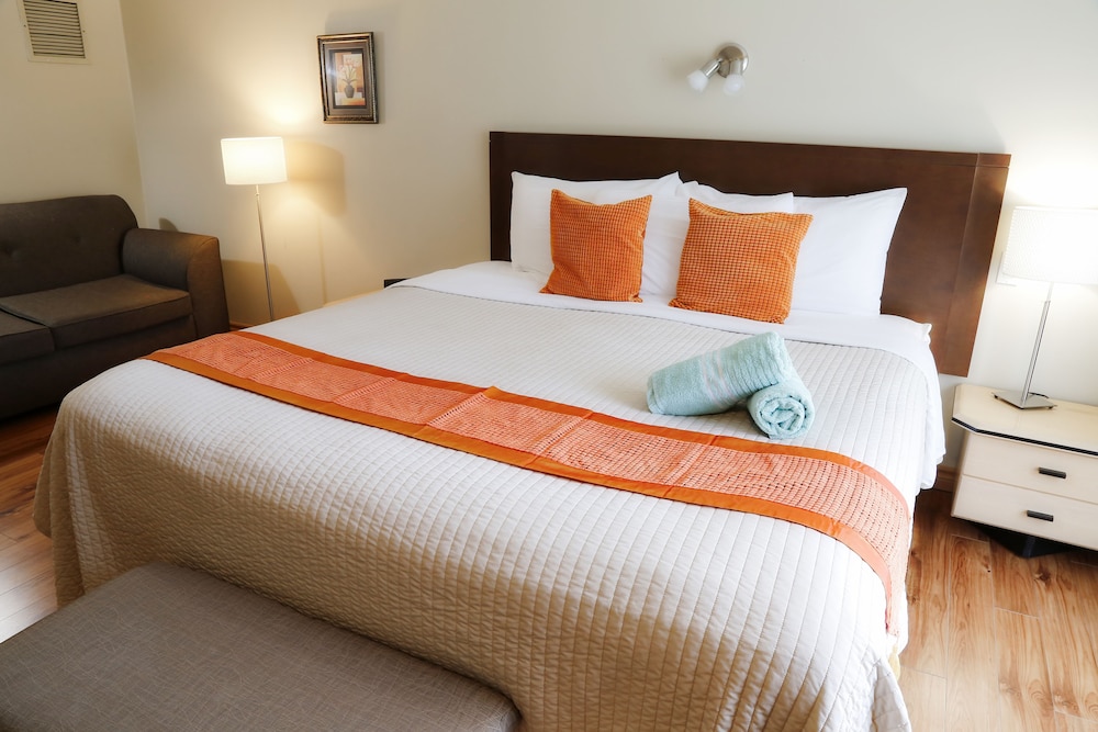 Classic Room, 1 Queen Bed, Single Whirlpool Tub, Balcony