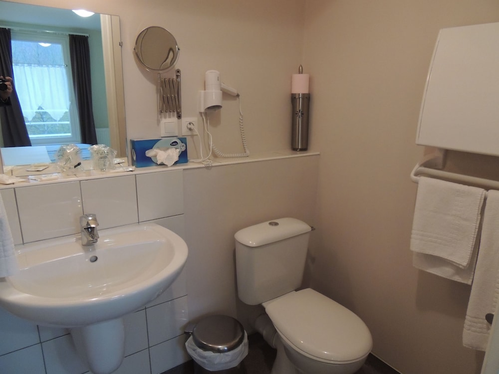Standard Twin Room, Private Bathroom photo 2