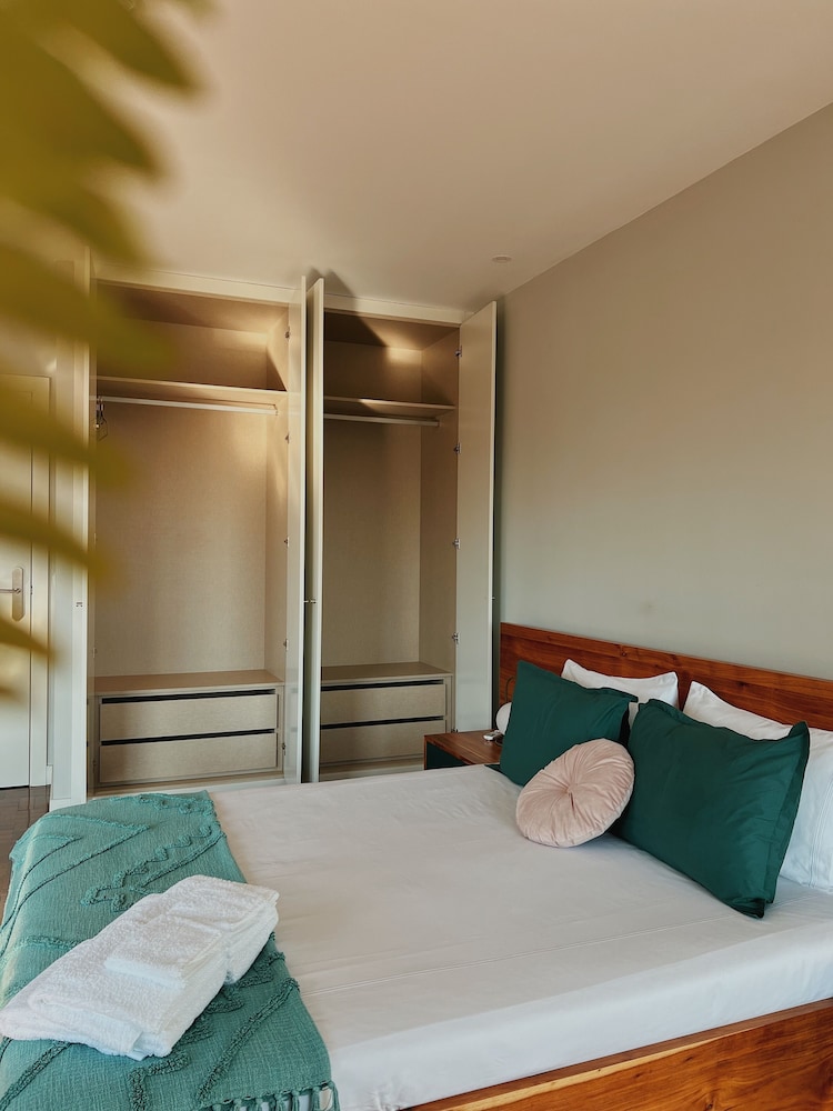 Deluxe Double Room, 1 Queen Bed, Shared Bathroom photo 3