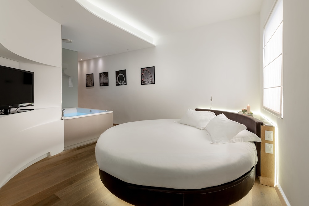 Round Suite with Hot Tub - Photo 1