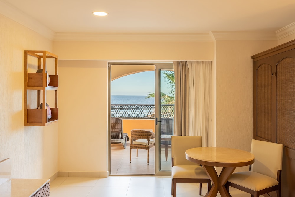 Deluxe Room, Balcony, Oceanfront - Photo 5