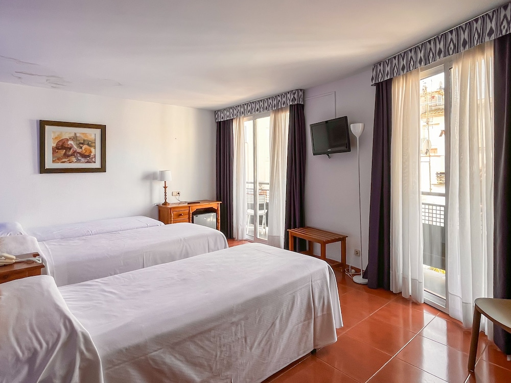 Standard Triple Room, Balcony - Photo 1