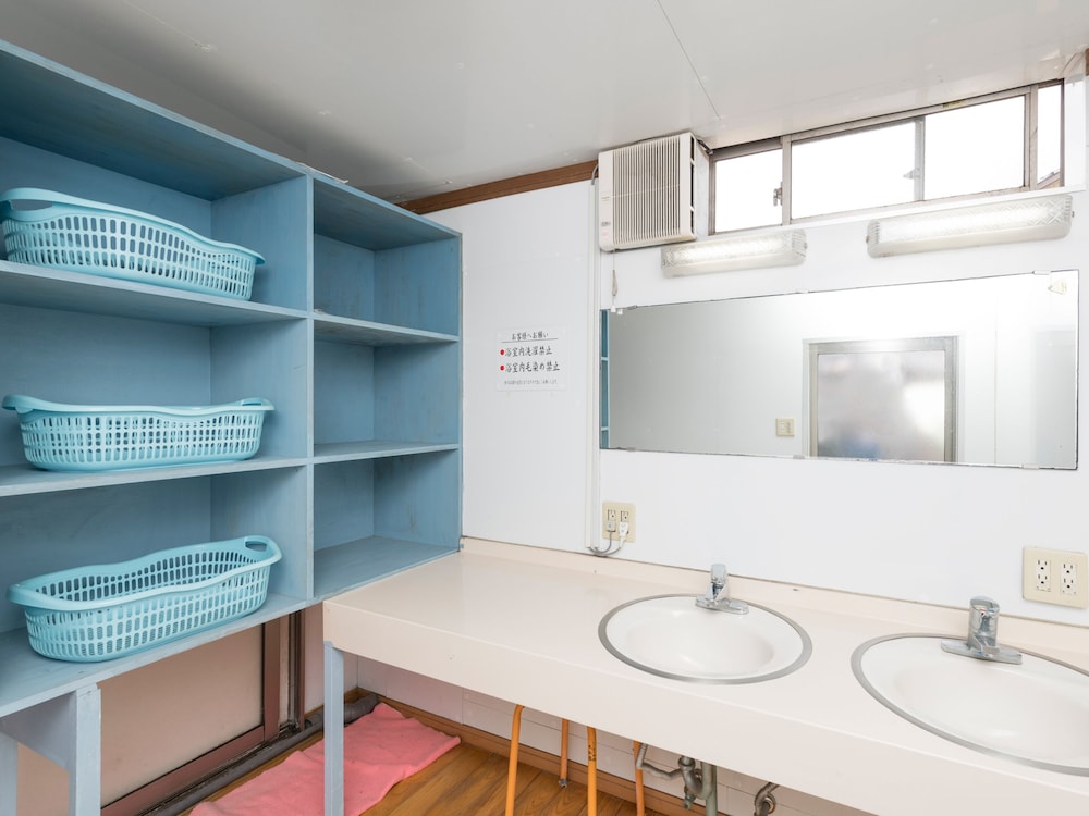 Japanese Room With Shared Washroom - Twin (Smoking) photo 3