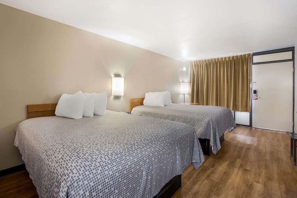 Room, 2 Queen Beds, Non Smoking photo 2
