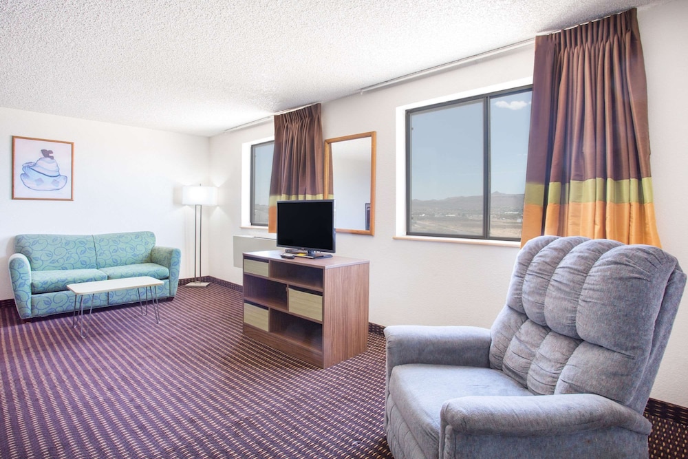 Suite, 1 King Bed - Photo 3