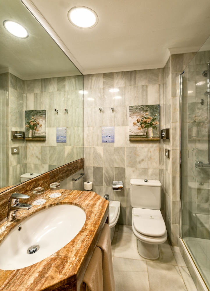 Standard Double Room (Interior Courtyard View) - Photo 6