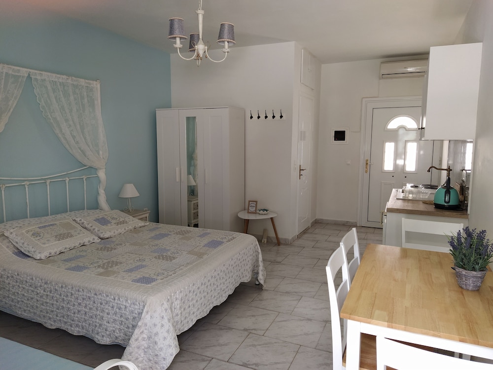 Comfort Studio, 1 Queen Bed With Sofa Bed photo 1