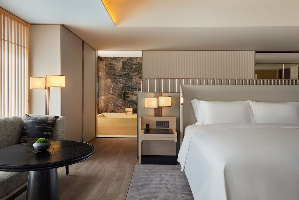 Suite, 1 King Bed (Imperial) - Photo 3