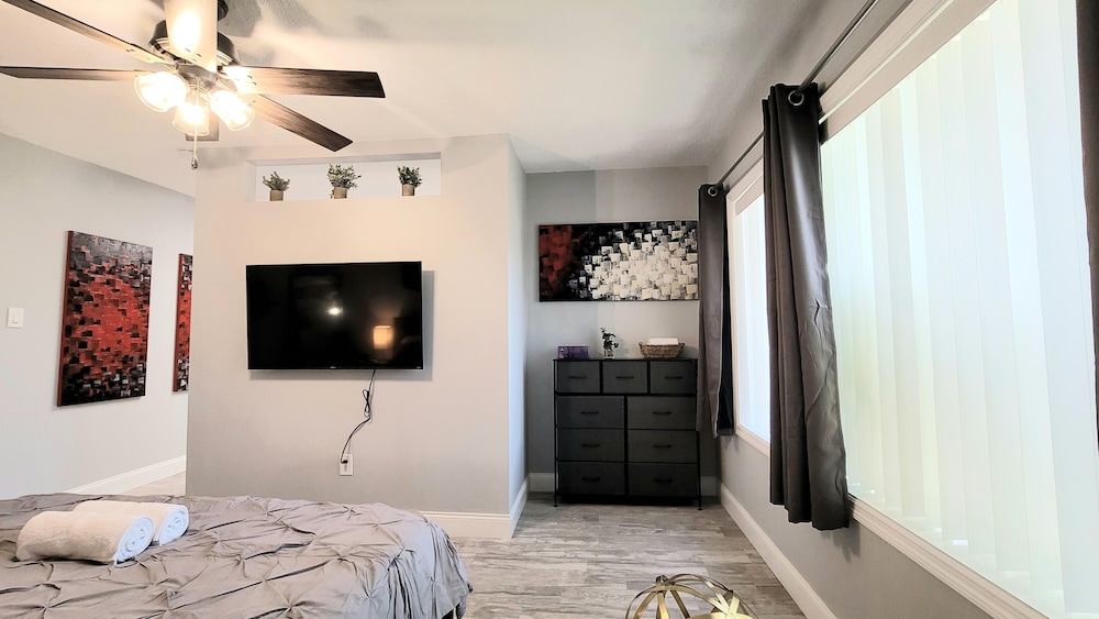 Premium Studio Suite, 1 King Bed, Non Smoking, Garden View photo 3
