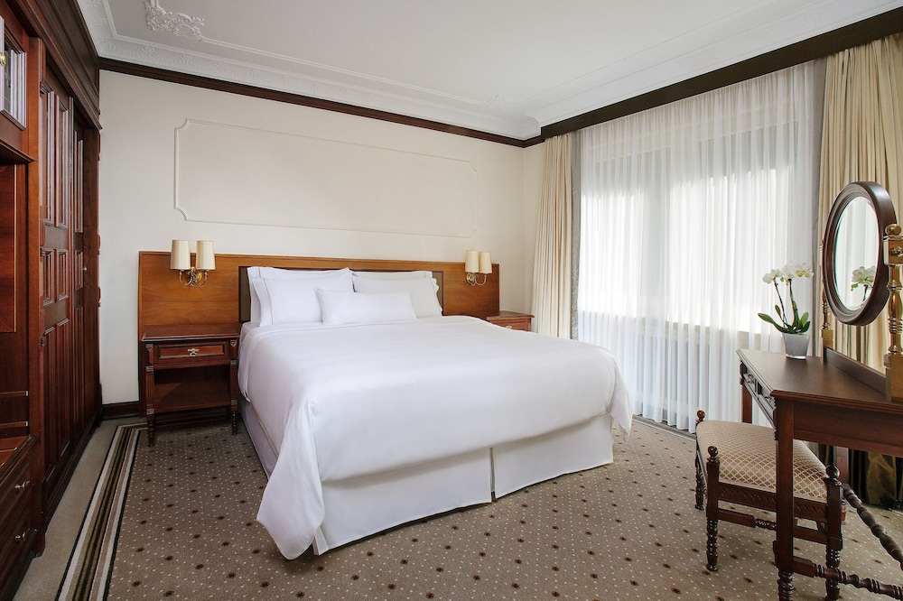 Signature Suite, 1 King Bed - Photo 16