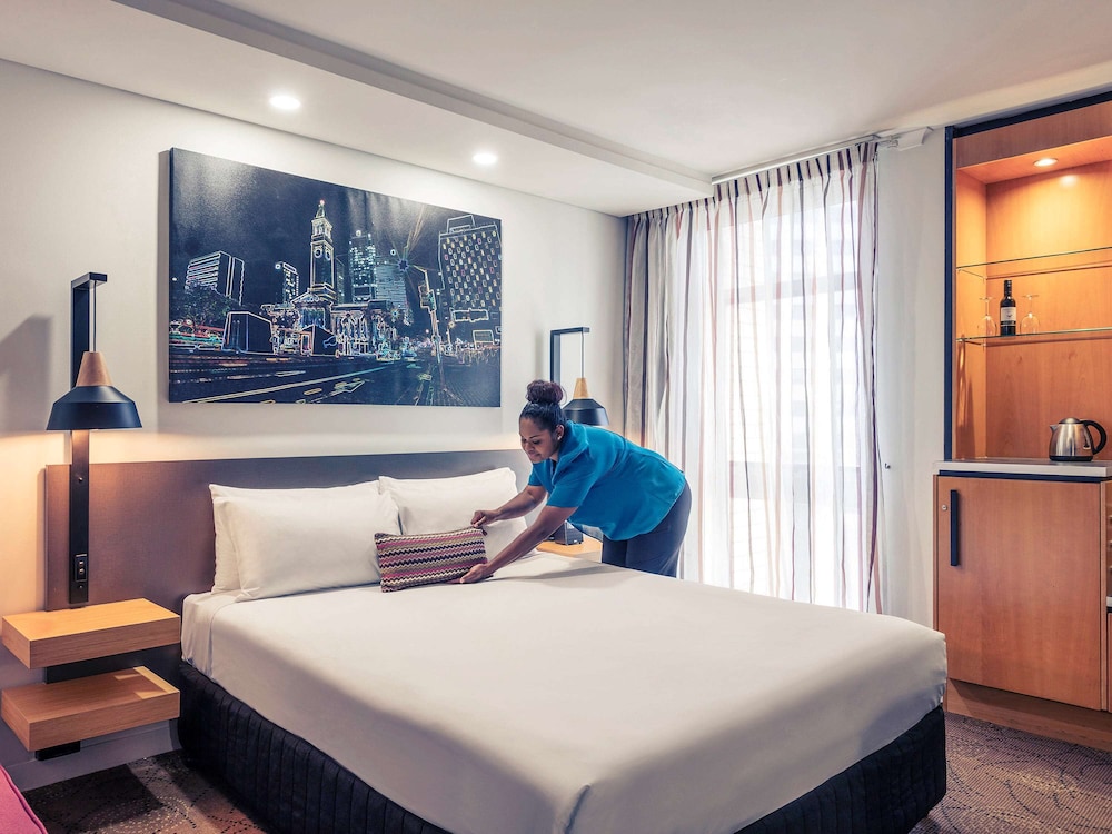 Deluxe Room, 1 Queen Bed, City View, Corner - Photo 7