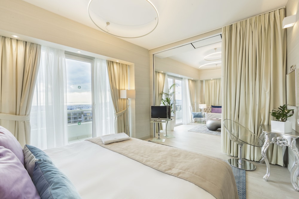Deluxe Suite with Corner Balcony and Panoramic Acropolis View photo 2