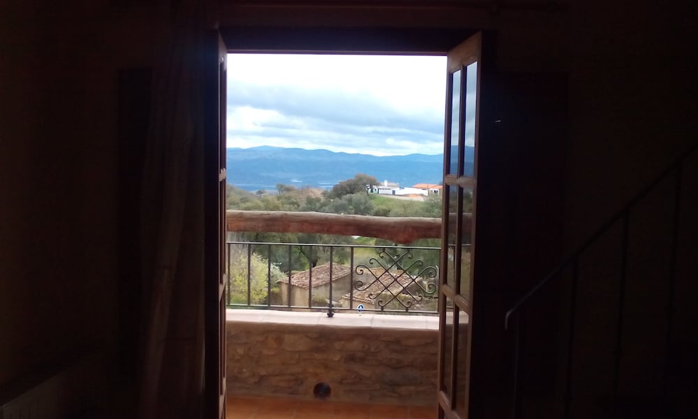 Double Room, 1 King Bed, Lake View photo 3