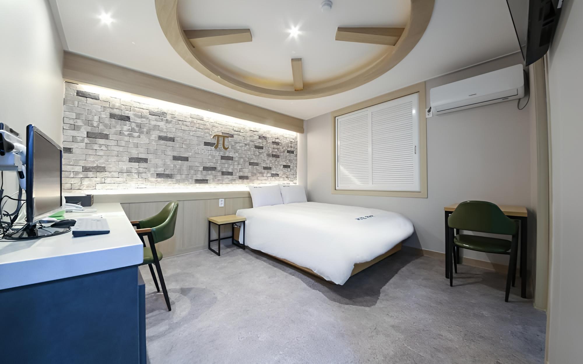 Room (Standard B (You can watch Netflix)) photo 1
