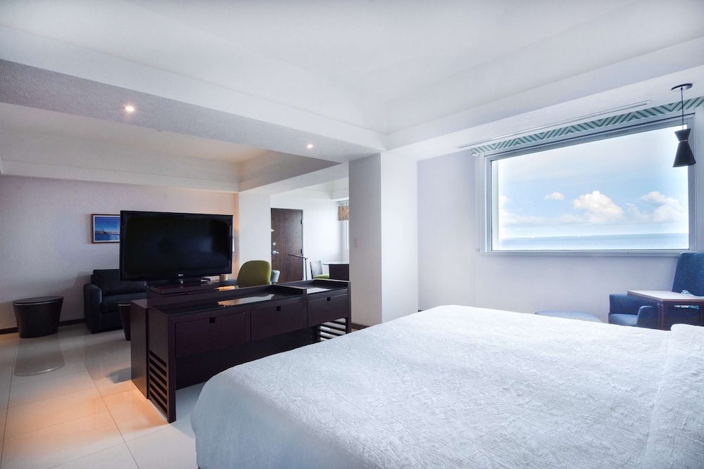 Studio, 1 King Bed, Refrigerator (Wet bar) - Photo 8