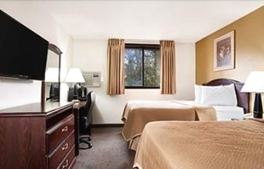Room, 2 Double Beds, Non Smoking - Photo 8