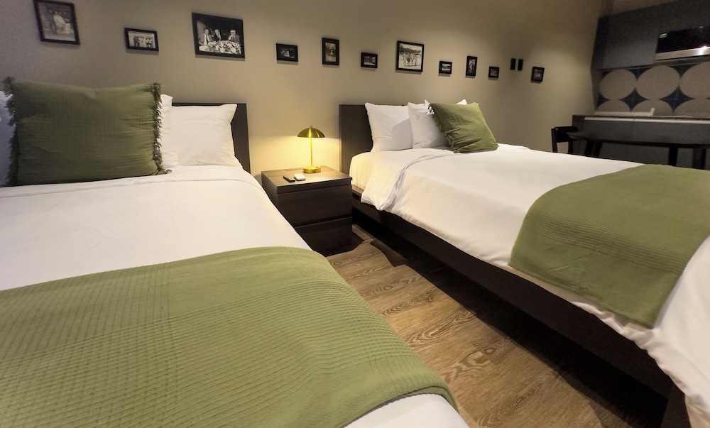 Standard Room, 1 King Bed photo 2