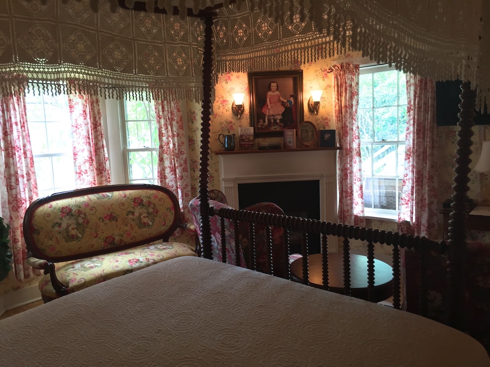 Room, 1 Queen Bed (Hattie) photo 2
