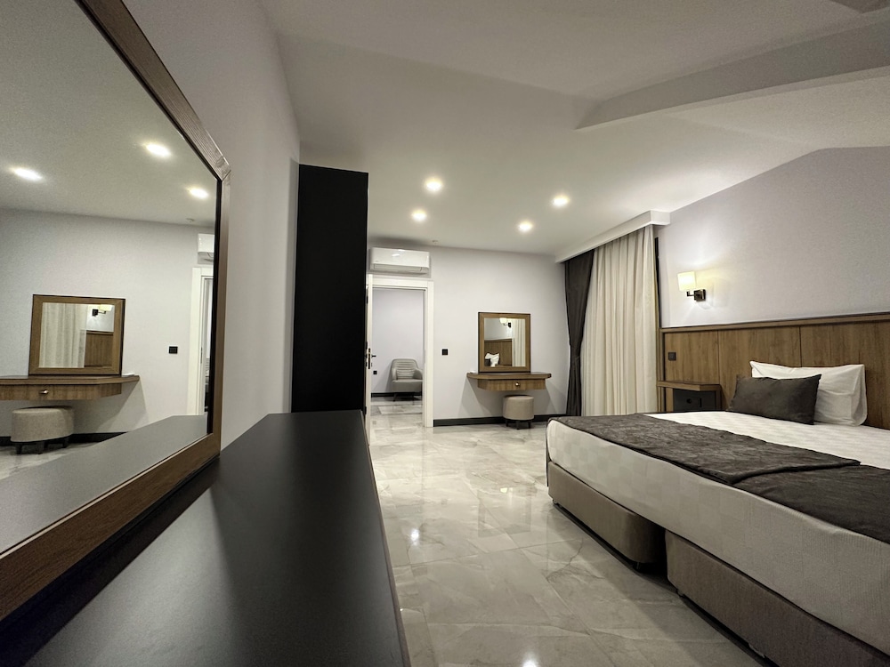 Junior Suite, Multiple Beds