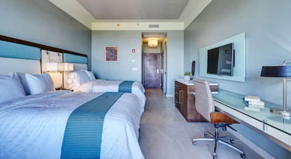 Deluxe Room, 2 Queen Beds, Balcony, Mountain View