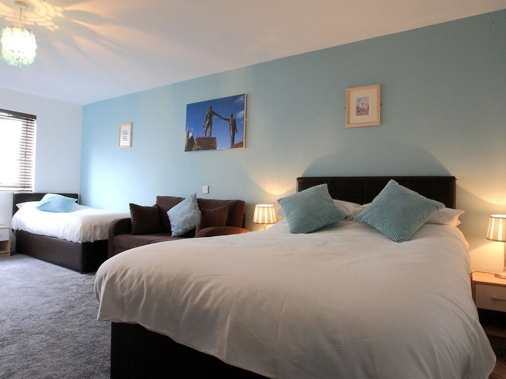 Suite, Ensuite photo 1