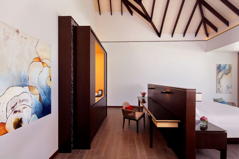 Water Villa with private pool & free access to VIP seaplane lounge on arrival - Photo 2