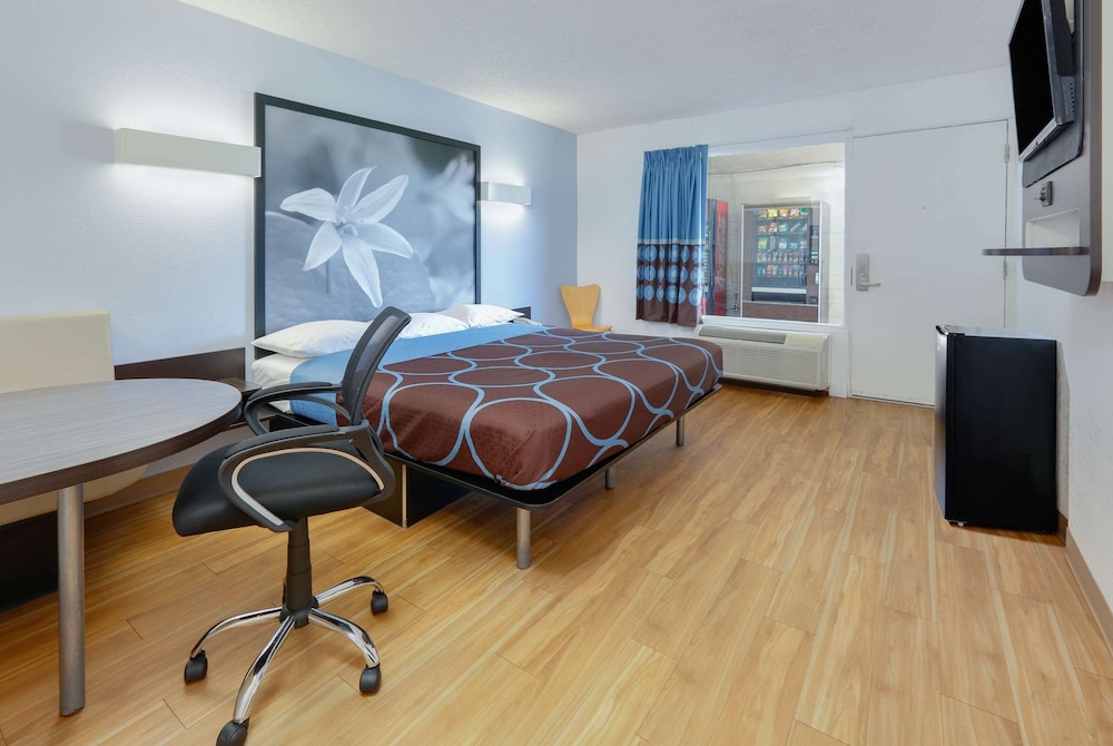 Room, 1 King Bed, Non Smoking photo 3