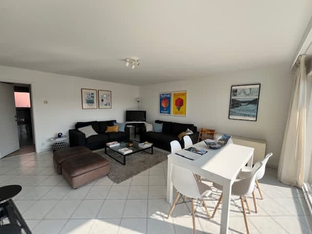 Huswell - Bright Beach Retreat With Balcony
