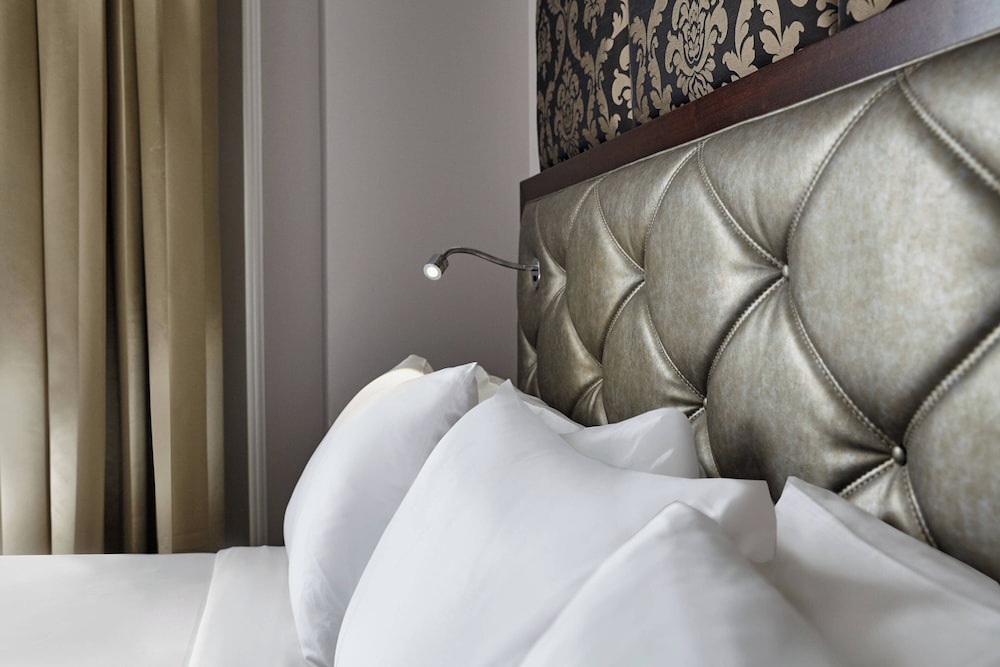 Executive Room, 1 King Bed, Corner - Photo 2