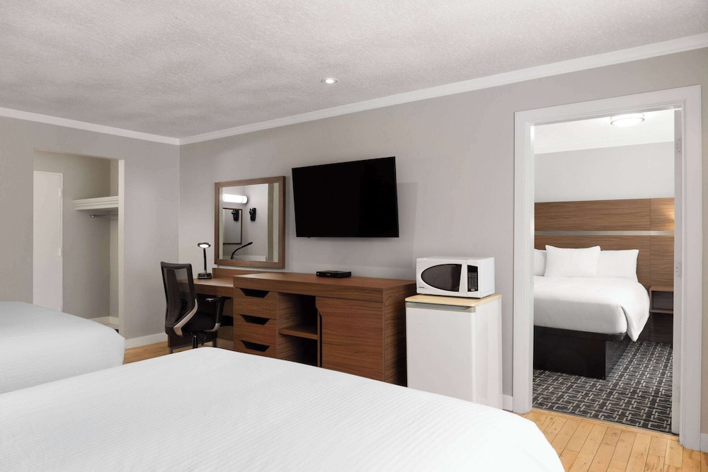 Suite, Multiple Beds, Non Smoking - Photo 4