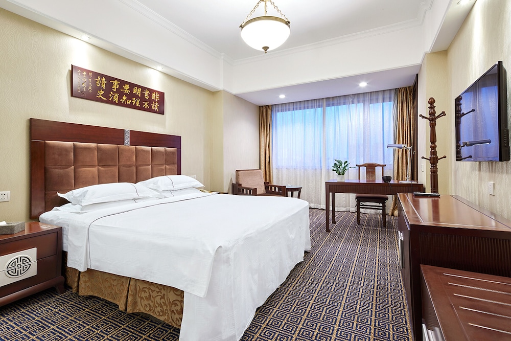 Deluxe City-view King Room - Photo 3