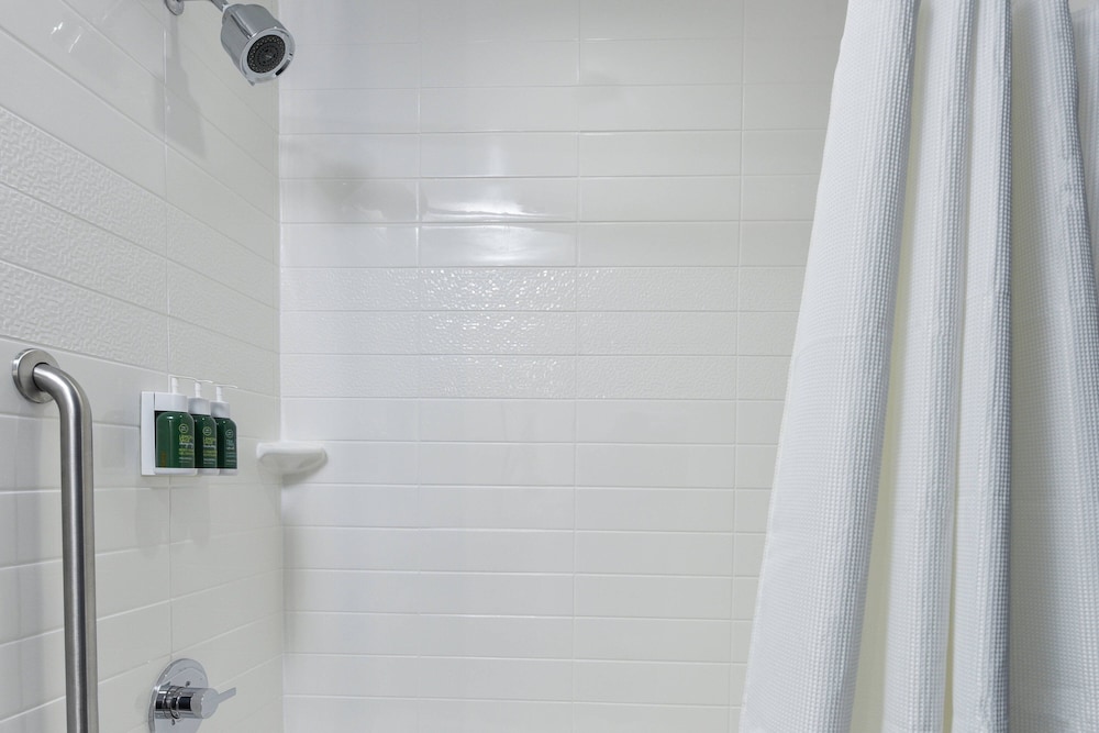 Room, 2 Queen Beds (Mobility Accessible, Tub) - Photo 6
