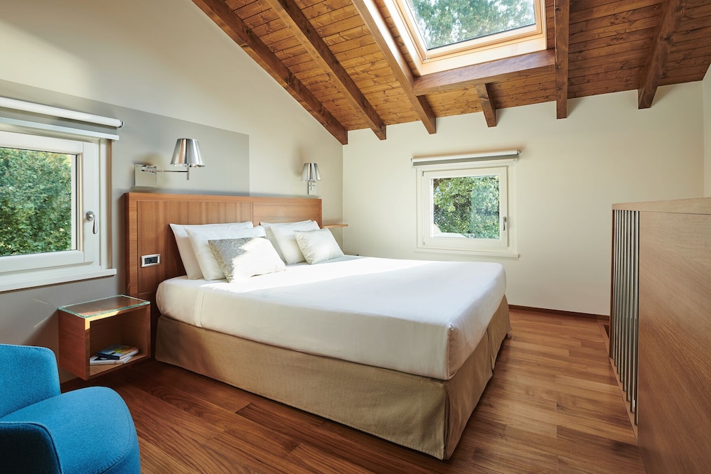 2 Story Suite, Partial Lake View - Photo 3