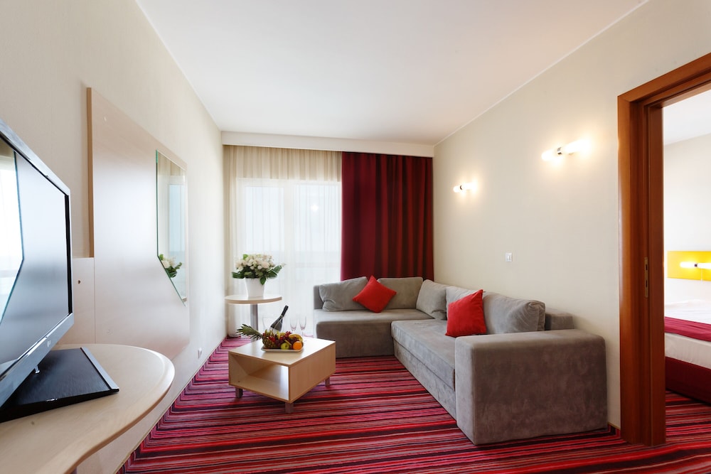 Sea View Apartment, Queen Bed + Sofa Bed, Air-Condition, 2 Balconies, Nonsmoking photo 2