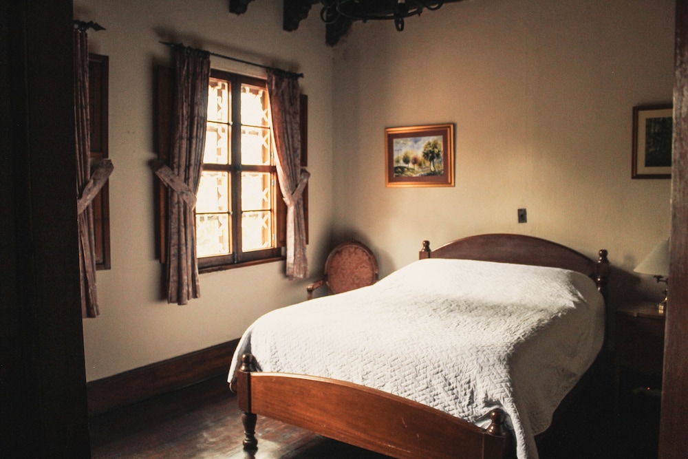 Standard Single Room, 1 Queen Bed, Courtyard View