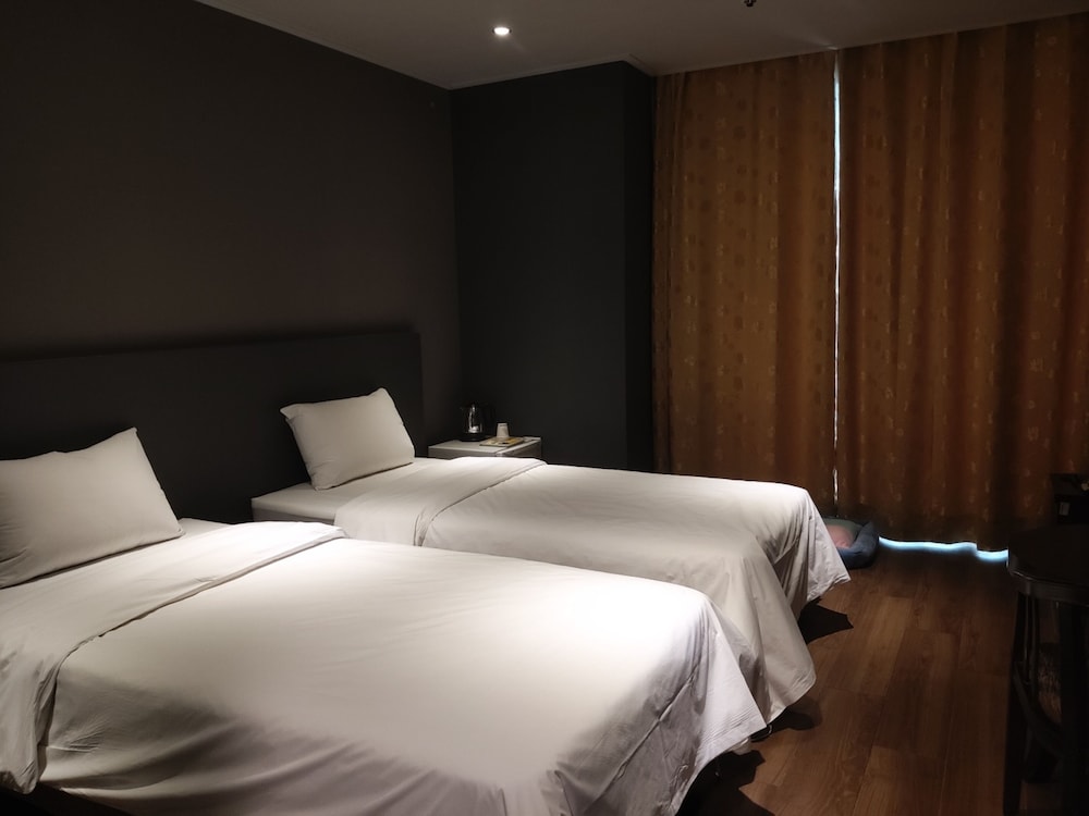 Pet Room Twin bed photo 3