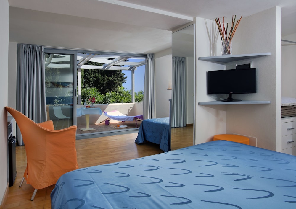 Classic Double Room, Partial Sea View