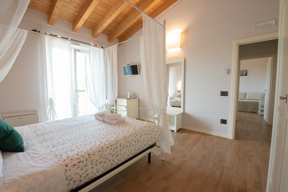 Classic Suite, 1 Queen Bed, Non Smoking, Vineyard View photo 2