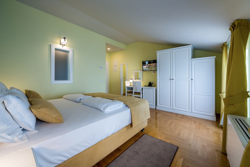 Deluxe Double Room (306) photo 3