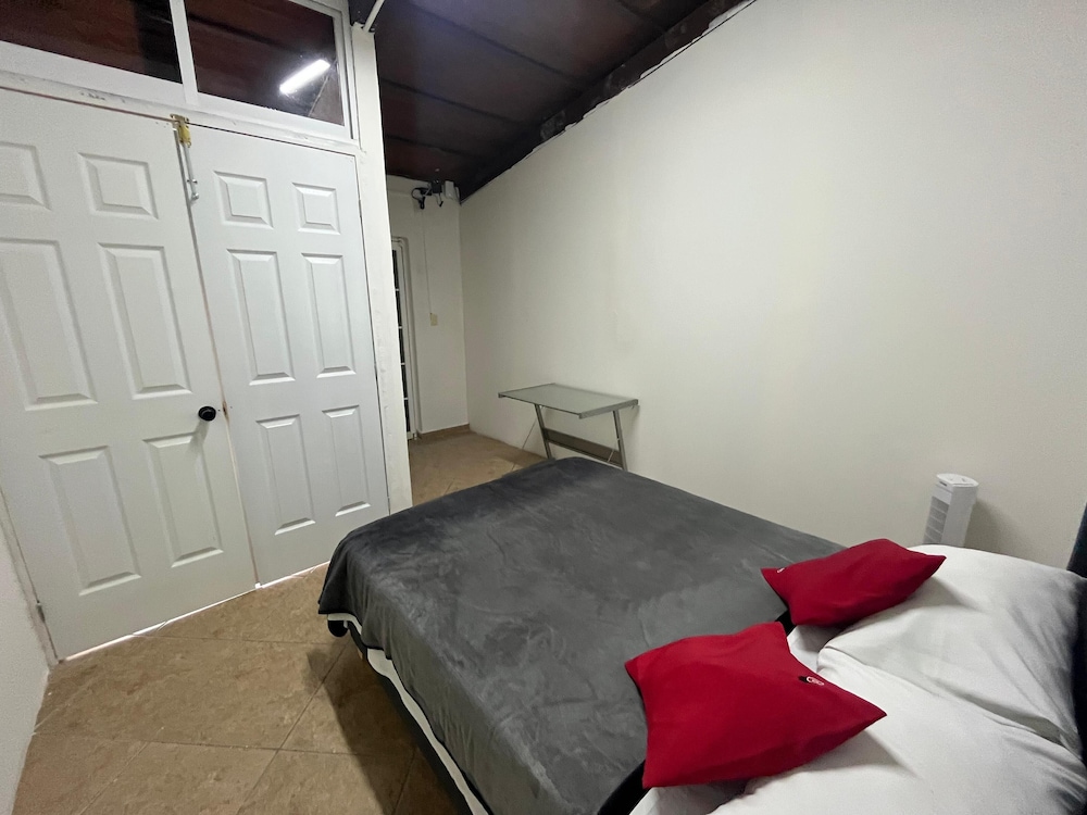 Basic Room, 1 Queen Bed photo 1